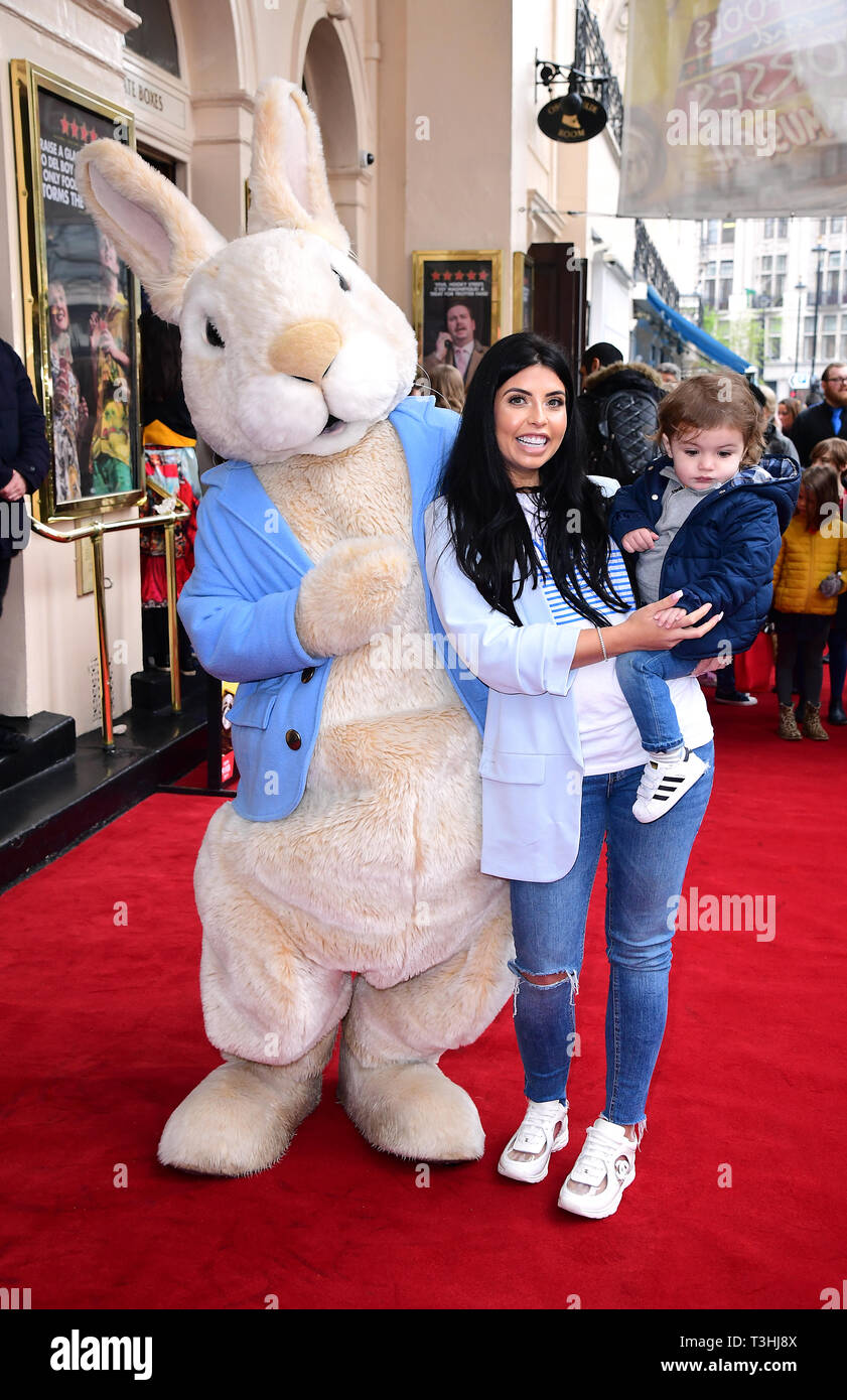 Cara de la Hoyde (Mitte) mit Sohn Fred an der Galavorstellung von Wo ist Peter Rabbit? Im Theatre Royal Haymarket, London. Stockfoto