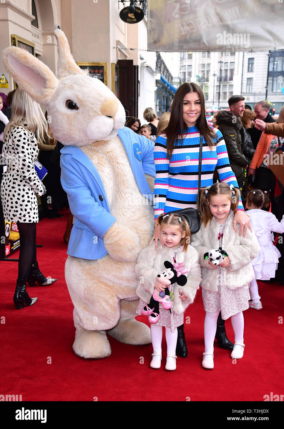 Imogen Thomas mit Kindern die Teilnahme an der Gala Performance von Wo ist Peter Rabbit? Im Theatre Royal Haymarket, London. Stockfoto