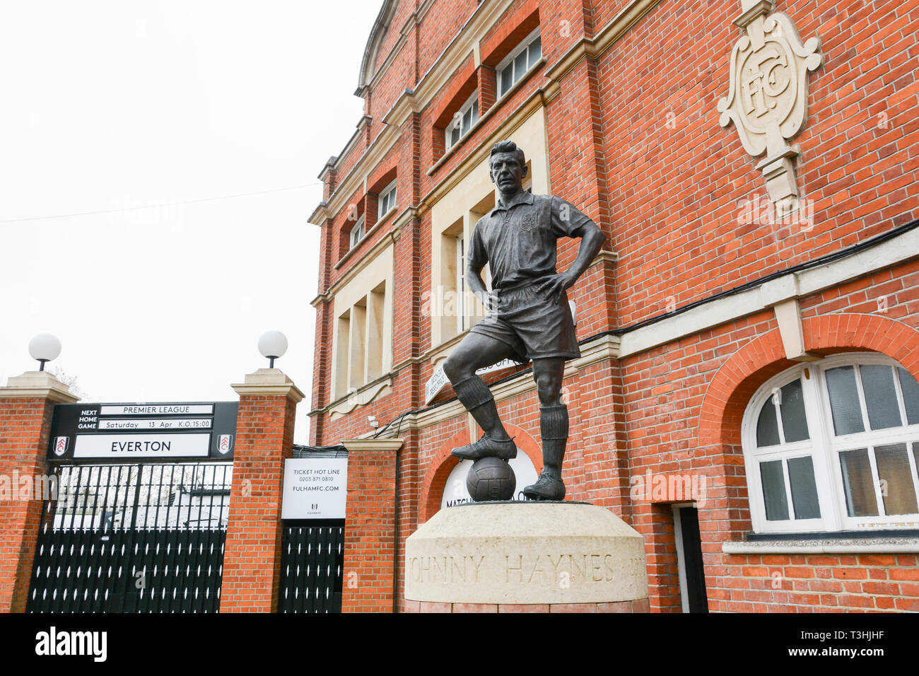Statue ot Johnny Haynes, der Maestro, außerhalb das Craven Cottage das Haus des Fulham Football Club, Fulham, West London, Großbritannien Stockfoto