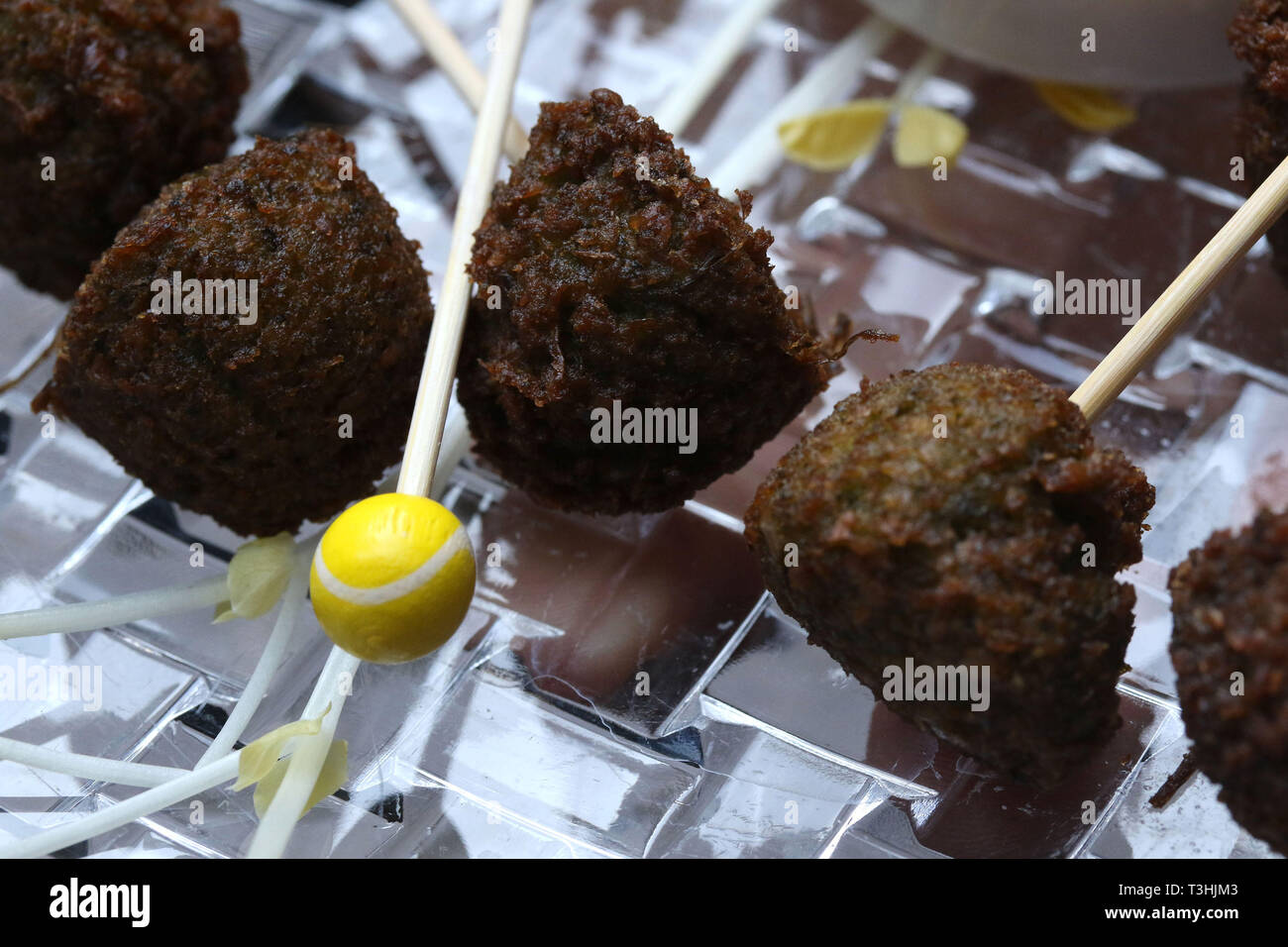 Falafelkugeln auf Crystal dish Stockfoto