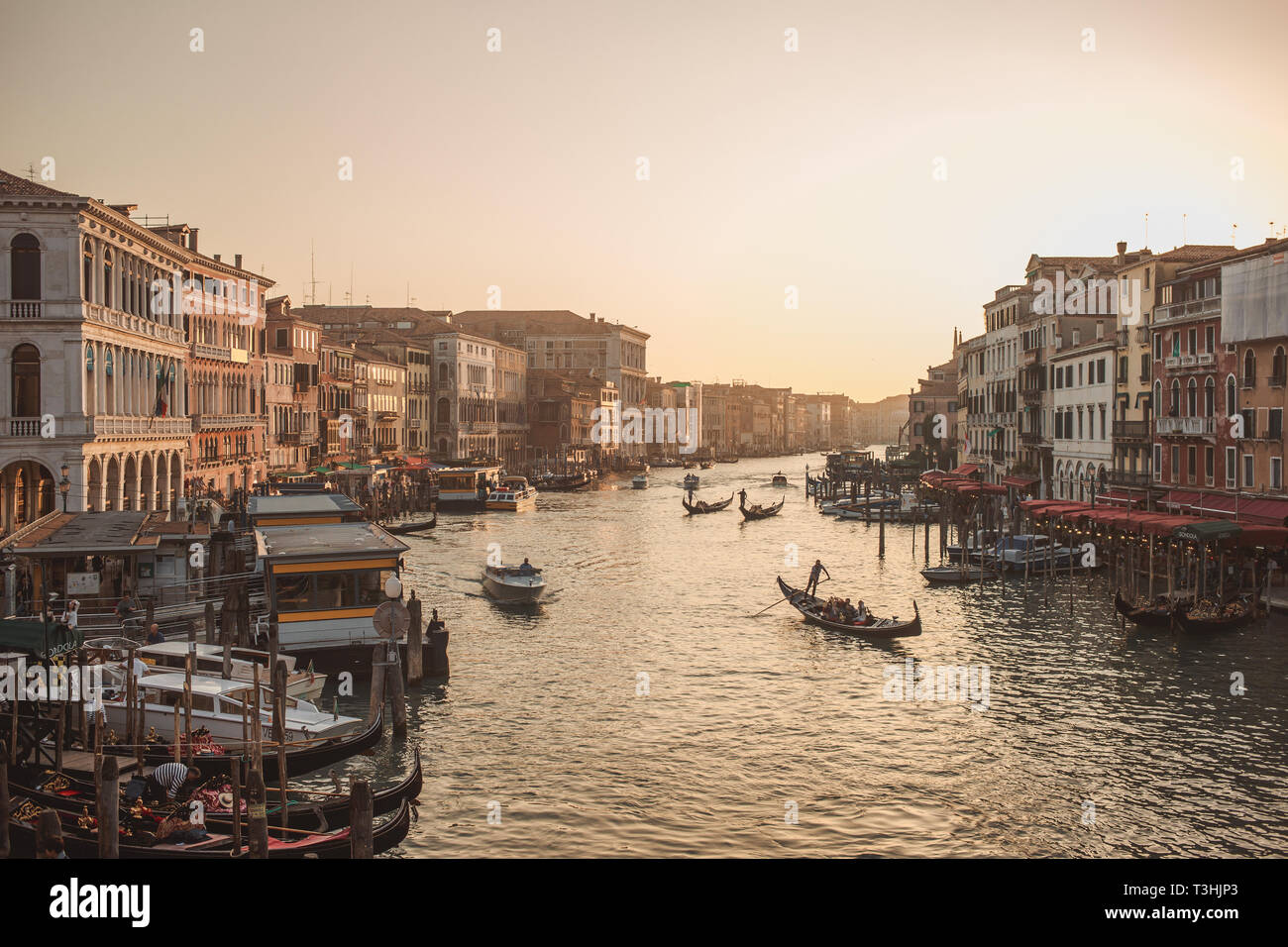 Berühmte grand Canale von der Rialto Brücke am Goldenen Stunde, Venedig. Schöne vintage sepia Farben Stockfoto