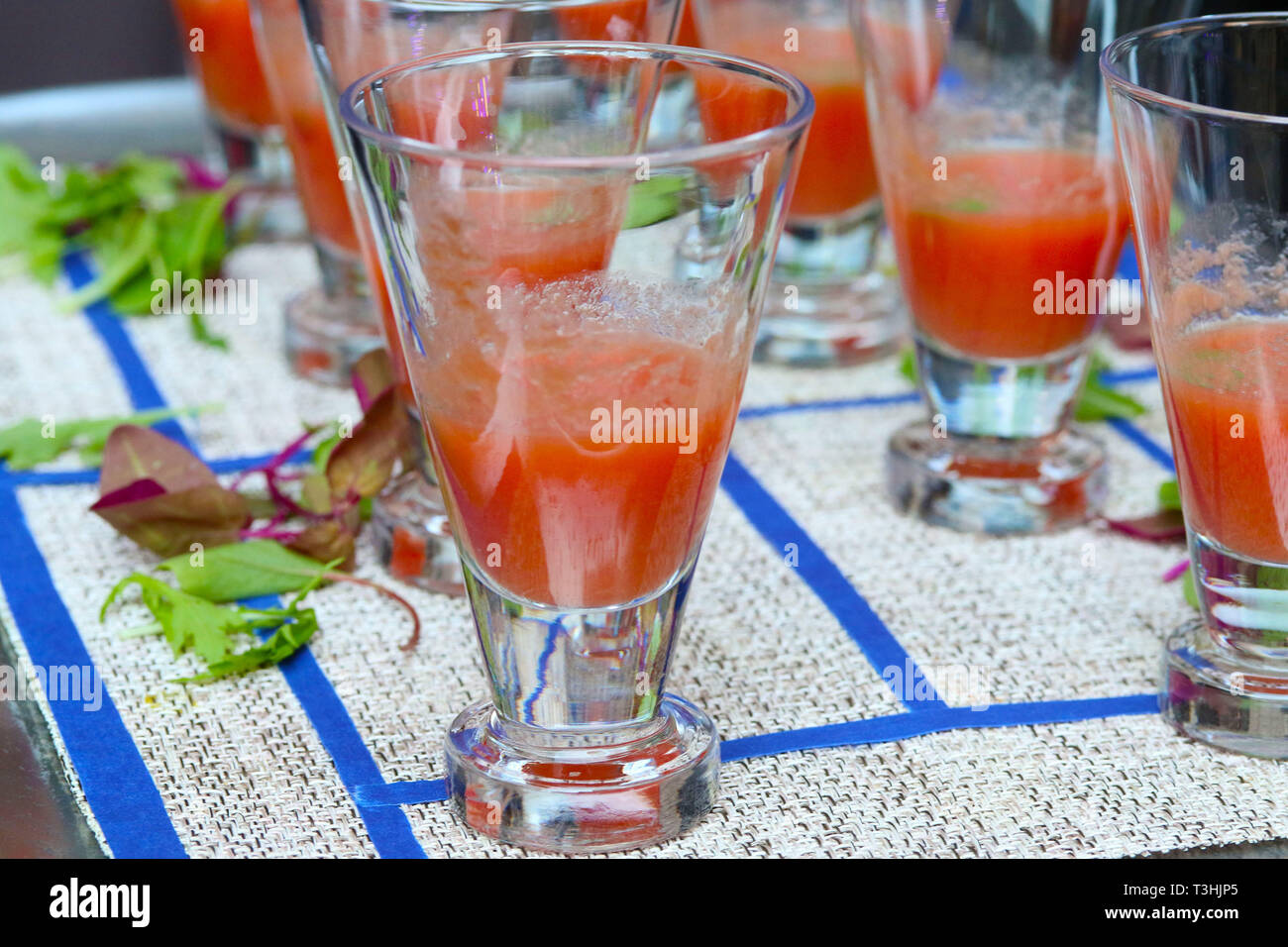 Gazpacho Suppe in Gläsern auf blaue und weiße Tischdecke Stockfoto