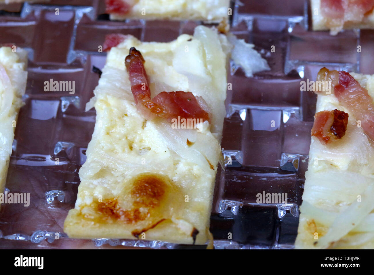 Mini Pizza Vorspeisen mit Käse und Schinken auf Crystal dish Stockfoto