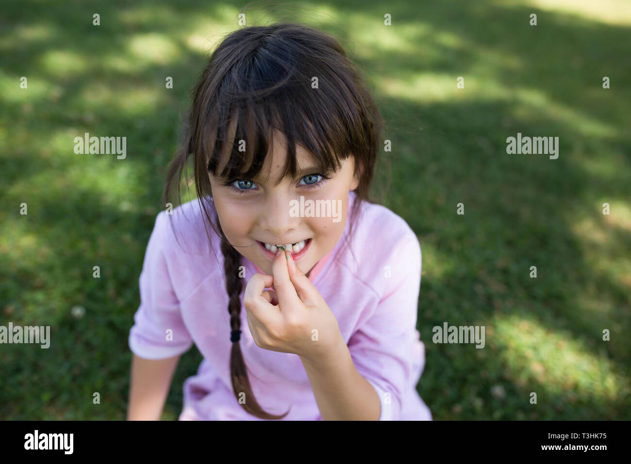 Gerne 6-7 Jahre alten Mädchen in der Natur. Sie schaut in die Kamera. Stockfoto