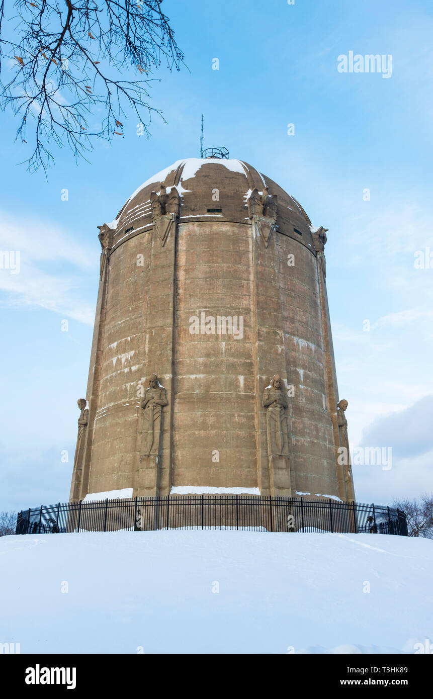 Historische Wahrzeichen Wasserturm auf National Register der Historischen Stätten auf Schnee bedeckten Hügel in der Nähe von Minneapolis minneso tangletown Stockfoto