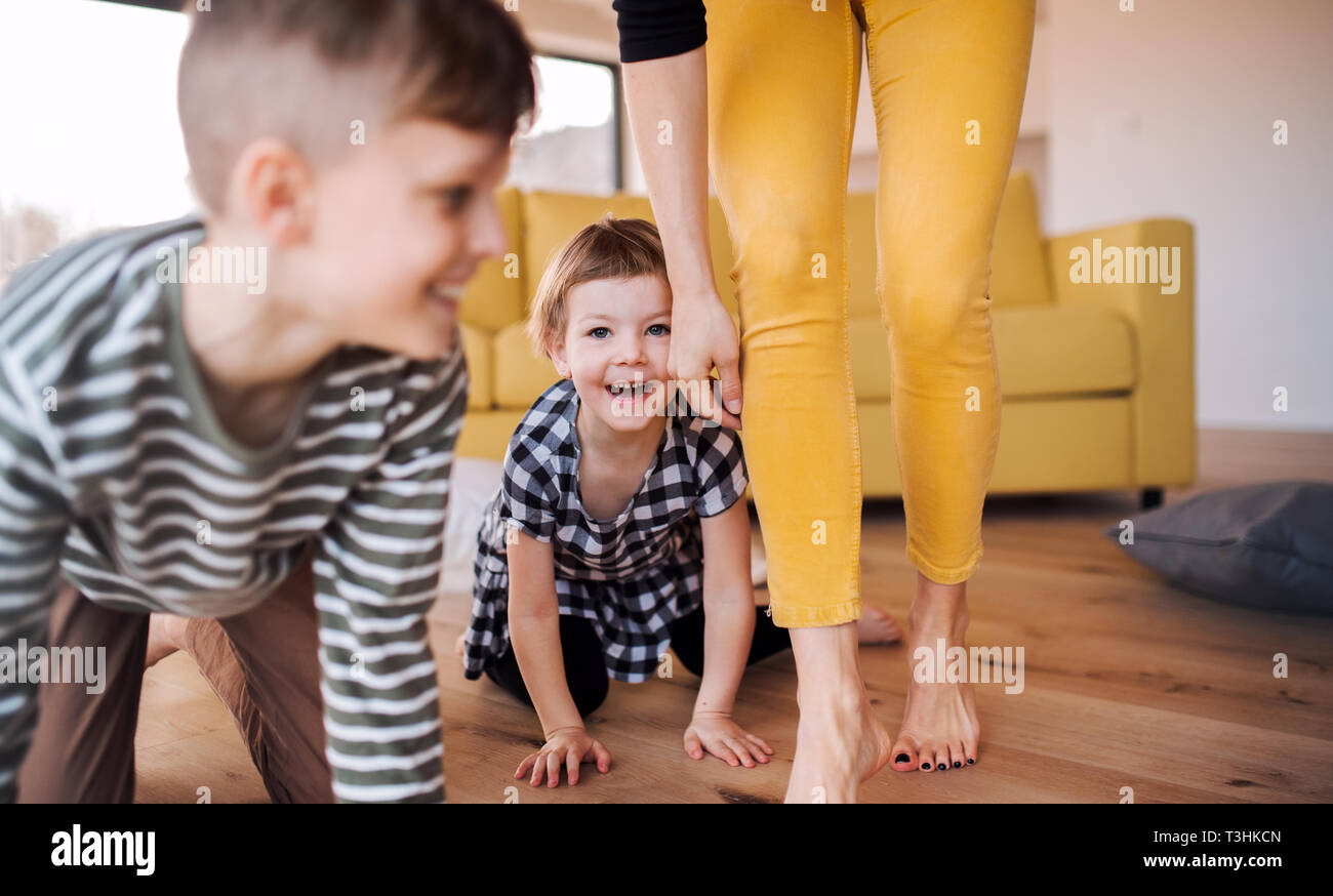 Ein Mittelteil der jungen Frau mit zwei Kindern zu Hause spielt. Stockfoto