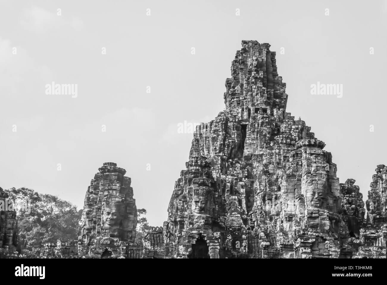 Gesichter auf die Türme an der steinernen Ruinen von Bayon Tempel in Angkor Tom, Siem Reap, Kambodscha in B&W. Stockfoto