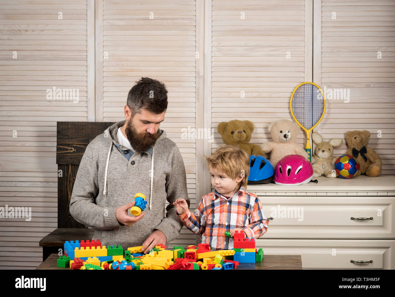 Familie spielen mit dem Bau Kunststoff Bausteine. Vater und Sohn spielen Stockfoto