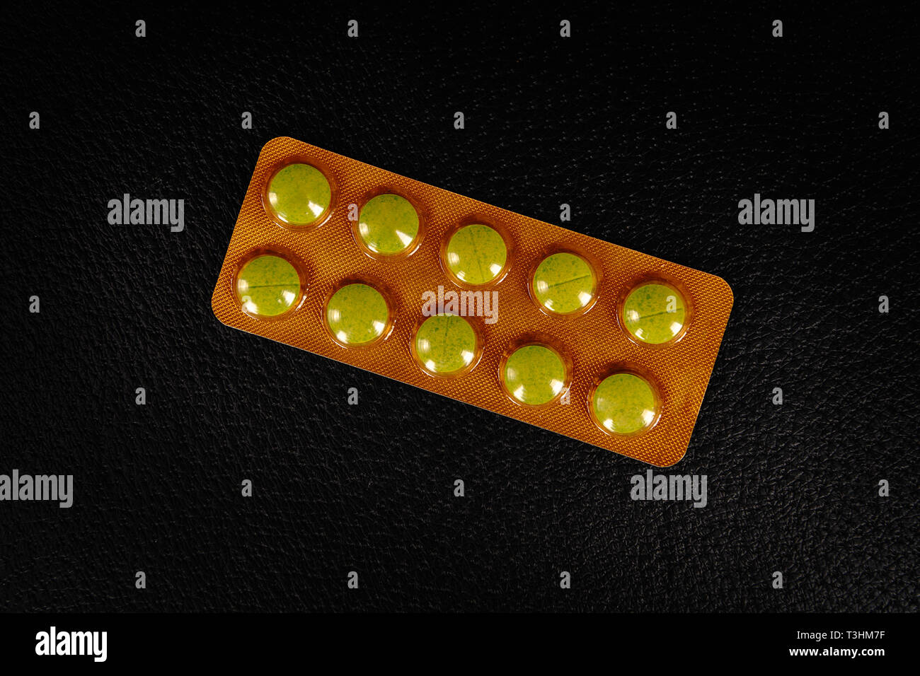 10 Tabletten Blister mit 10 Tabletten auf eine schwarze Fläche Stockfoto