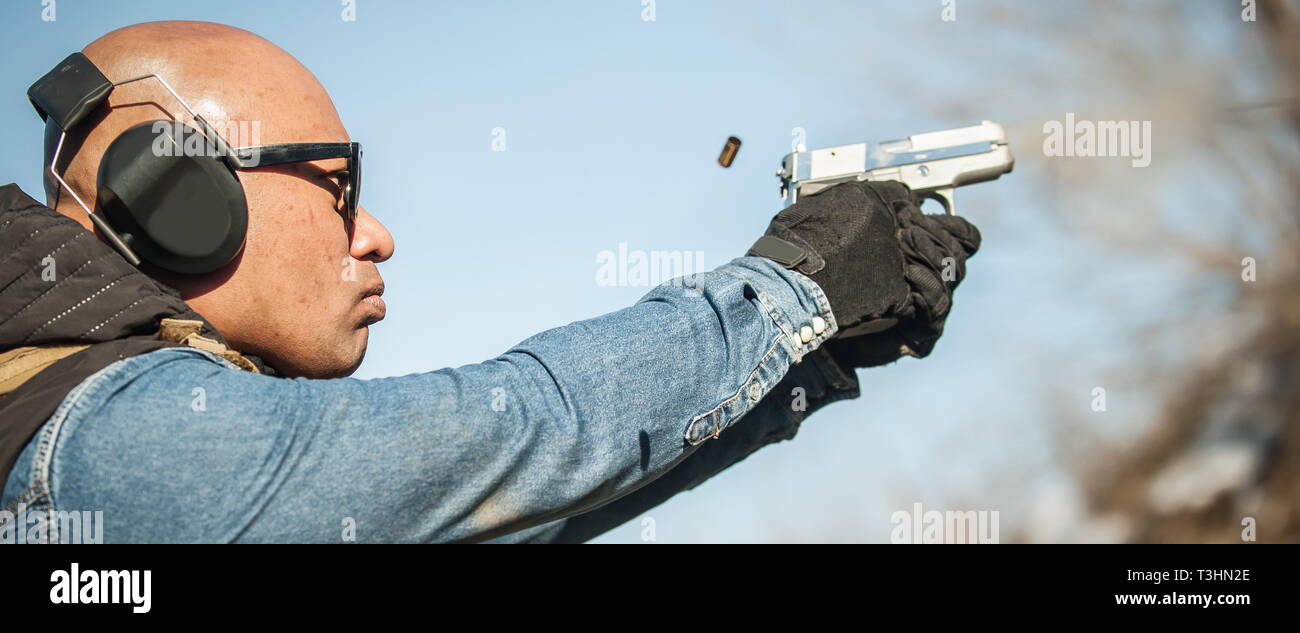 Catch a Bullet. Close-up Detail ansicht Gewehr und fliegende Bewegung bullet. Schießstand Stockfoto