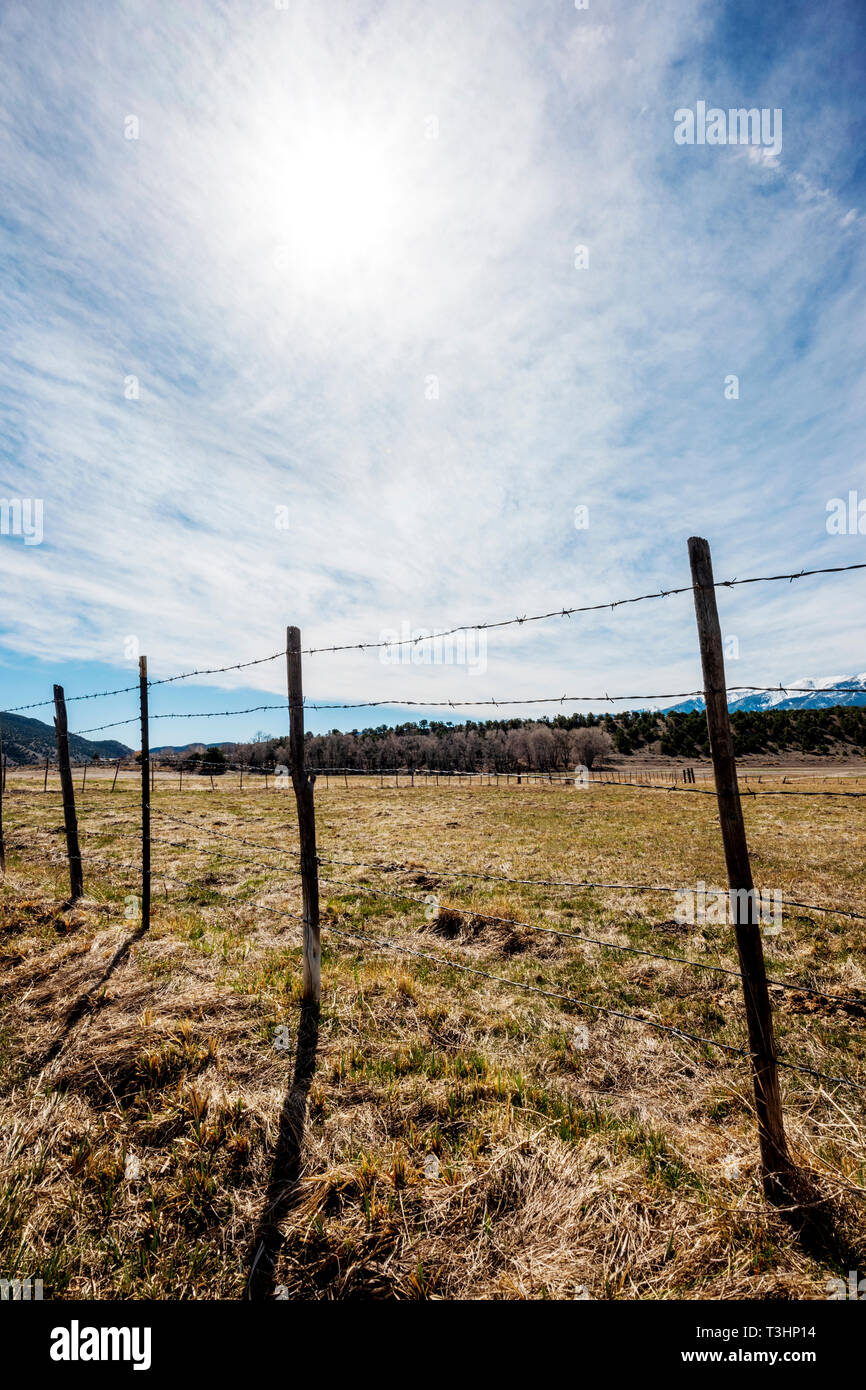 In der Nähe von Stacheldraht zaun & Holzzaun Post; Ranch in Colorado, USA Stockfoto