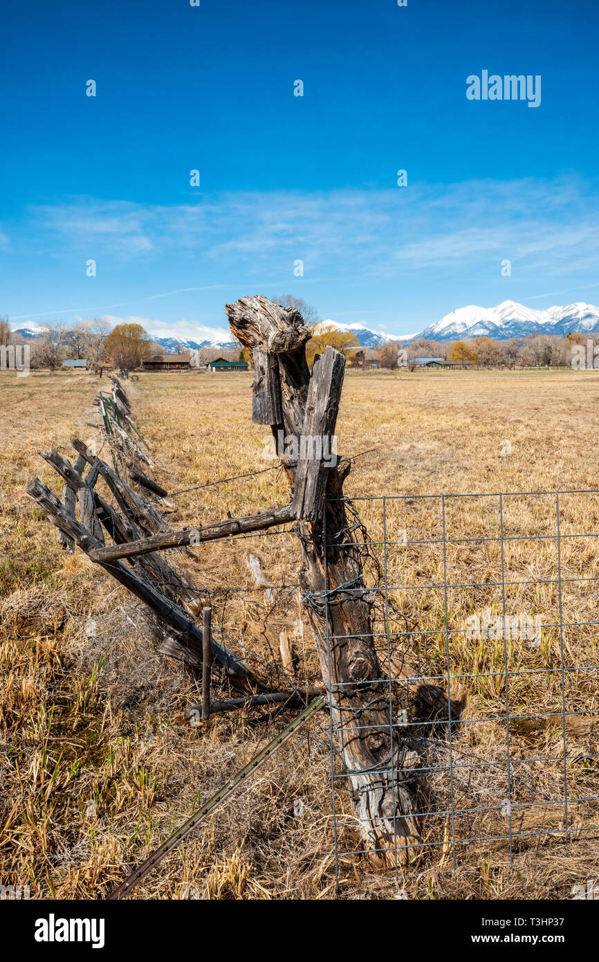 In der Nähe von Stacheldraht zaun & Holzzaun Post; Ranch in Colorado, USA Stockfoto