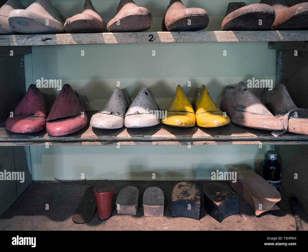 Holz- Modelle für die Herstellung von handgefertigten Schuhe in einem Schuhmacher Shop. Stockfoto