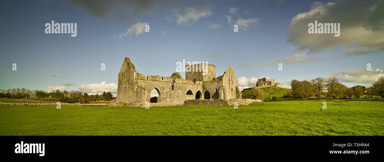 Landschaft mit zerstörte Kirche und Rock Of Cashel, Irland Stockfoto