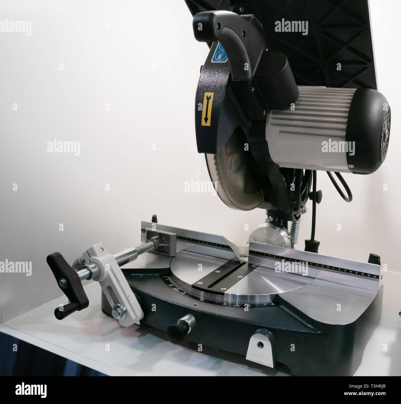 Industrielle Kreissäge am Tisch für die Holzbearbeitung oder Home DIY CRAFT-Projekte Stockfoto