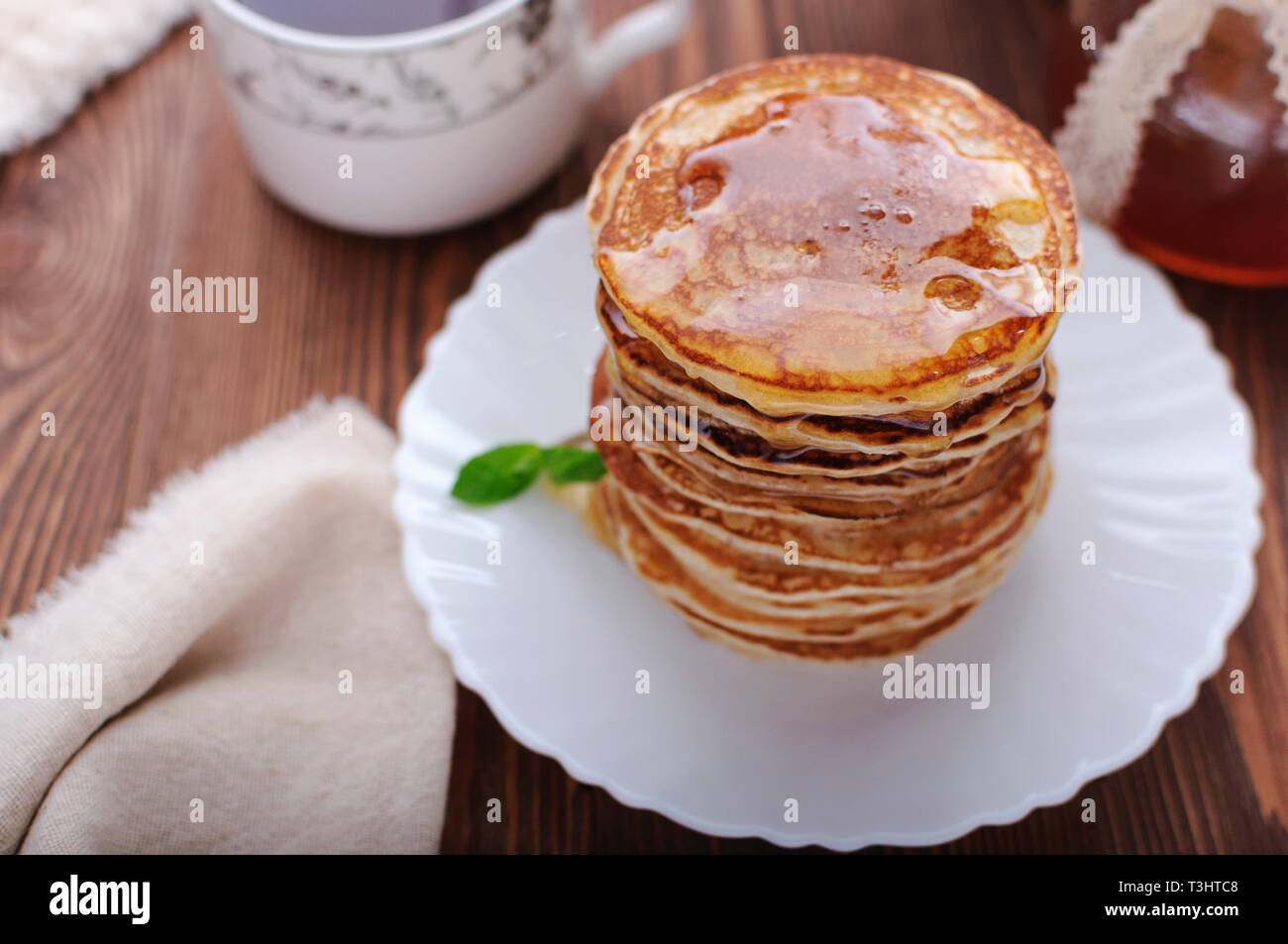 Pfannkuchen zum Frühstück mit Honig, amerikanische Pfannkuchen. Stockfoto