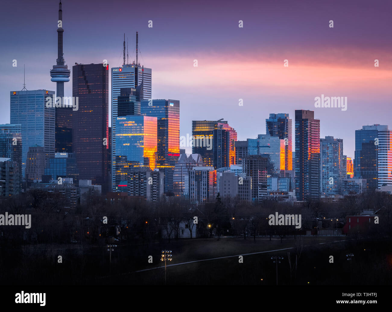 Toronto Skyline von Riverdale Park East Übersicht sun Reflexionen über die Gebäude während der blauen Stunde Stockfoto