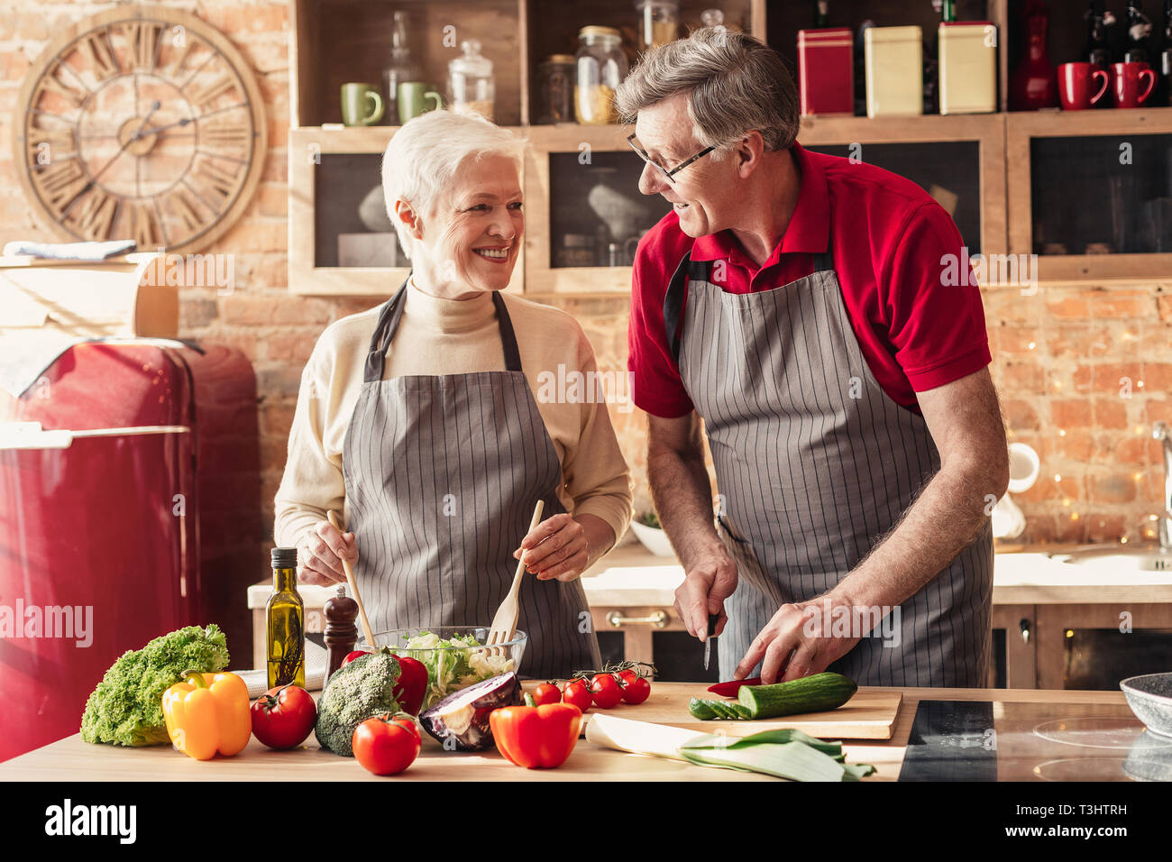 Gerne älteres Paar Kochen gemeinsam auf Küche Stockfoto