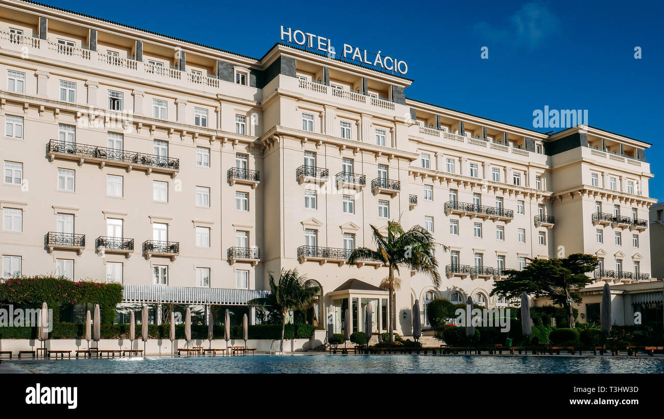 Estoril, Portugal - April 9th, 2019: Fassade des berühmten Hotel Palacio die sowohl von deutscher und alliierter Spione während des Zweiten Weltkriegs stark frequentiert war Stockfoto