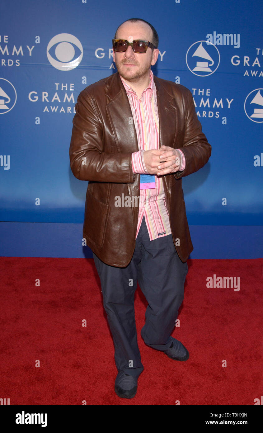 LOS ANGELES, Ca. Februar 27, 2002: Sänger Elvis Costello bei den Grammy Awards 2002 in Los Angeles. Stockfoto