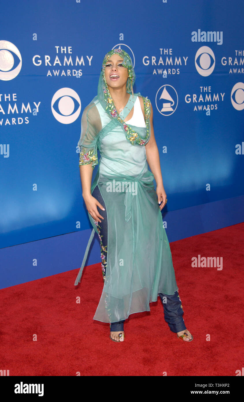 LOS ANGELES, Ca. Februar 27, 2002: Sängerin Alicia KEYES bei den Grammy Awards 2002 in Los Angeles. Stockfoto