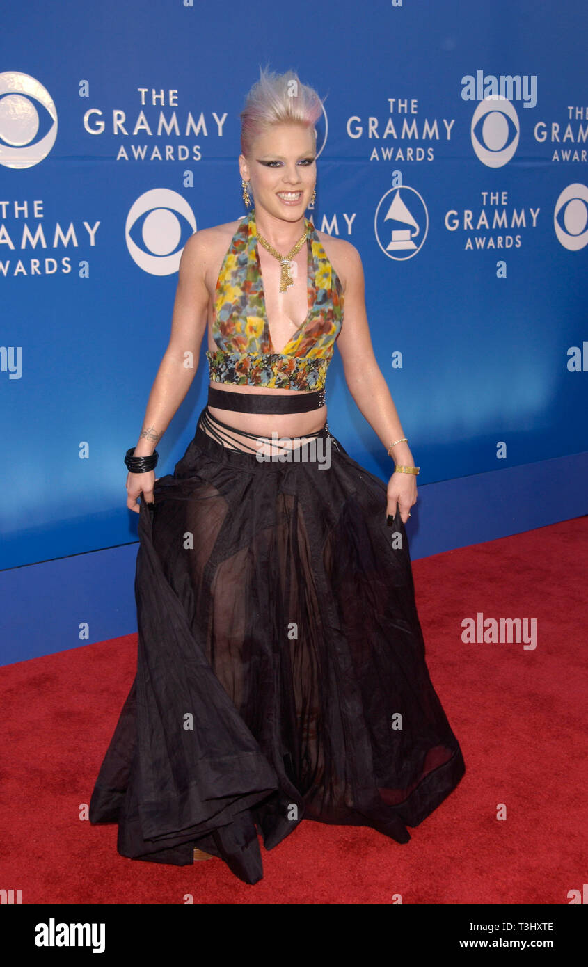 LOS ANGELES, Ca. Februar 27, 2002: Sängerin Pink bei den Grammy Awards 2002 in Los Angeles. Stockfoto