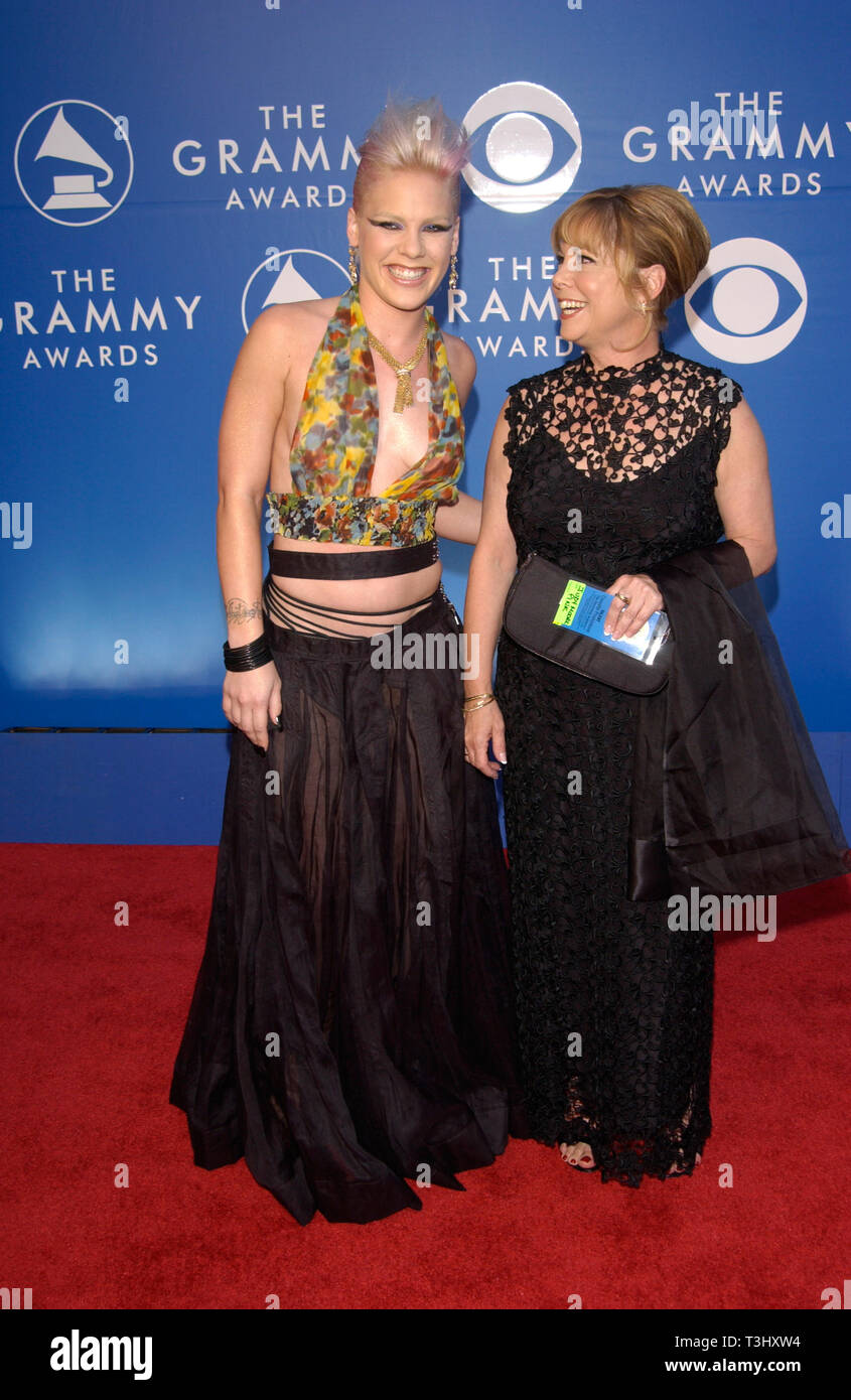 LOS ANGELES, Ca. Februar 27, 2002: Sängerin Pink & Mutter bei den Grammy Awards 2002 in Los Angeles. Stockfoto