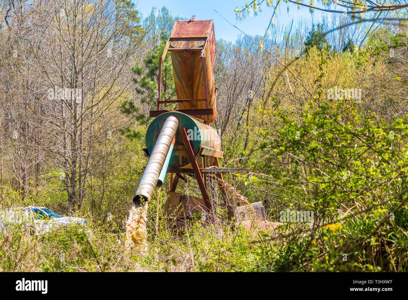 Baggerarbeiten Maschinen im Wald Stockfoto