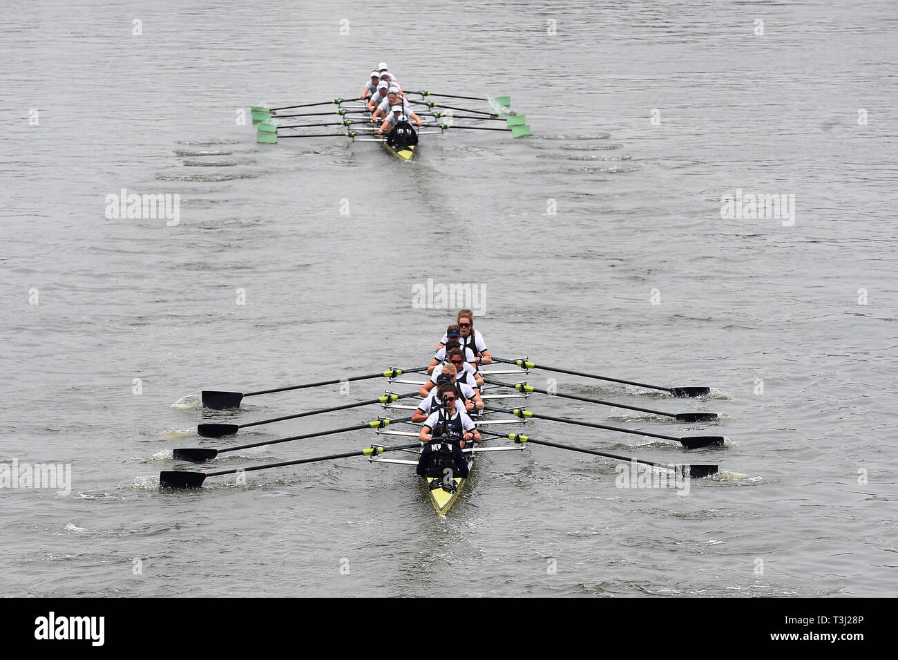 Cambridge führt das Rennen von Oxford während der Frauen Boot Rennen auf der Themse, London. Stockfoto