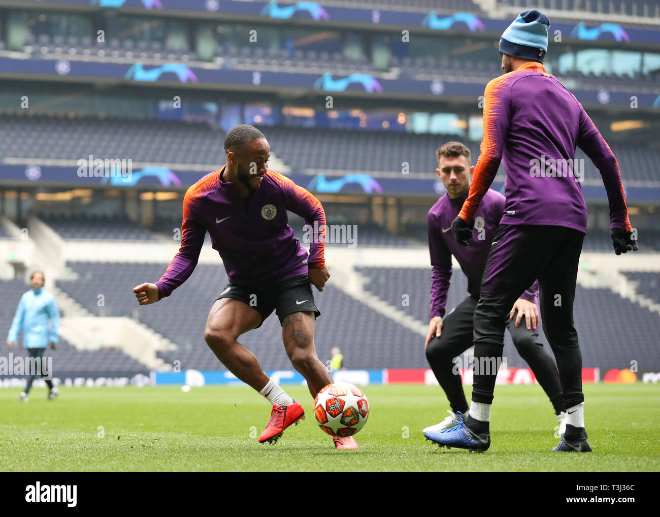 Von Manchester City Raheem Sterling (links) Während des Trainings an der Tottenham Hotspur Stadium, London. Stockfoto