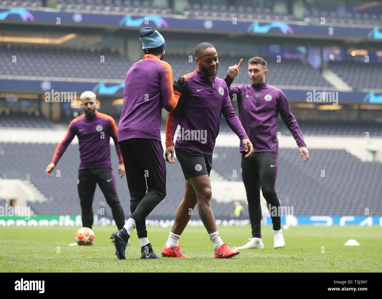 Von Manchester City Raheem Sterling (Mitte) während des Trainings an der Tottenham Hotspur Stadium, London. Stockfoto
