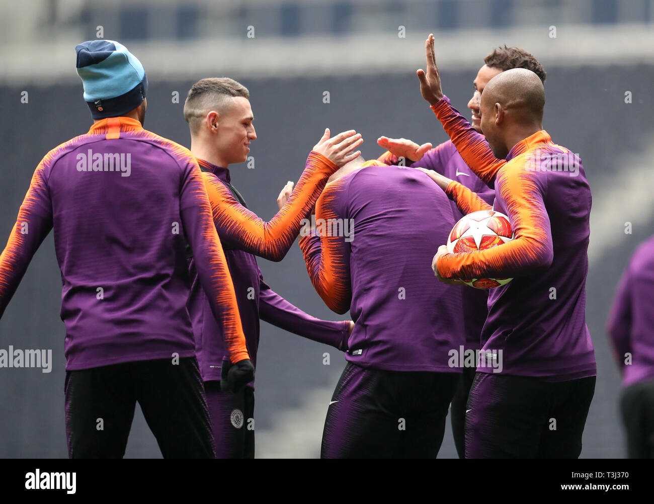 Von Manchester City Phil Foden (2. links) und sein Tema-gehilfen Witz um während des Trainings an der Tottenham Hotspur Stadium, London. Stockfoto