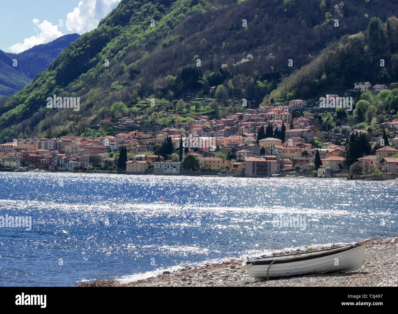Die schönsten Dörfer der Comer See, ein weißes Fischerboot am Strand, Italien Stockfoto