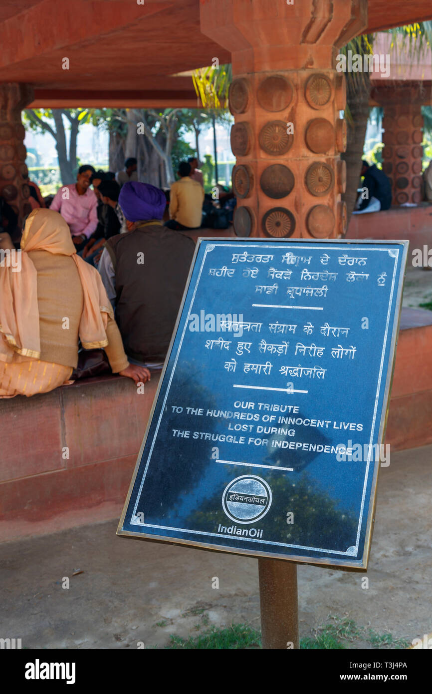 Tribut Plakette in Jallianwala Bagh, einem öffentlichen Garten in Amritsar, Punjab, Indien, zum Gedenken an den Jallianwala Bagh Massakers Schießen von britischen Besatzungstruppen Stockfoto