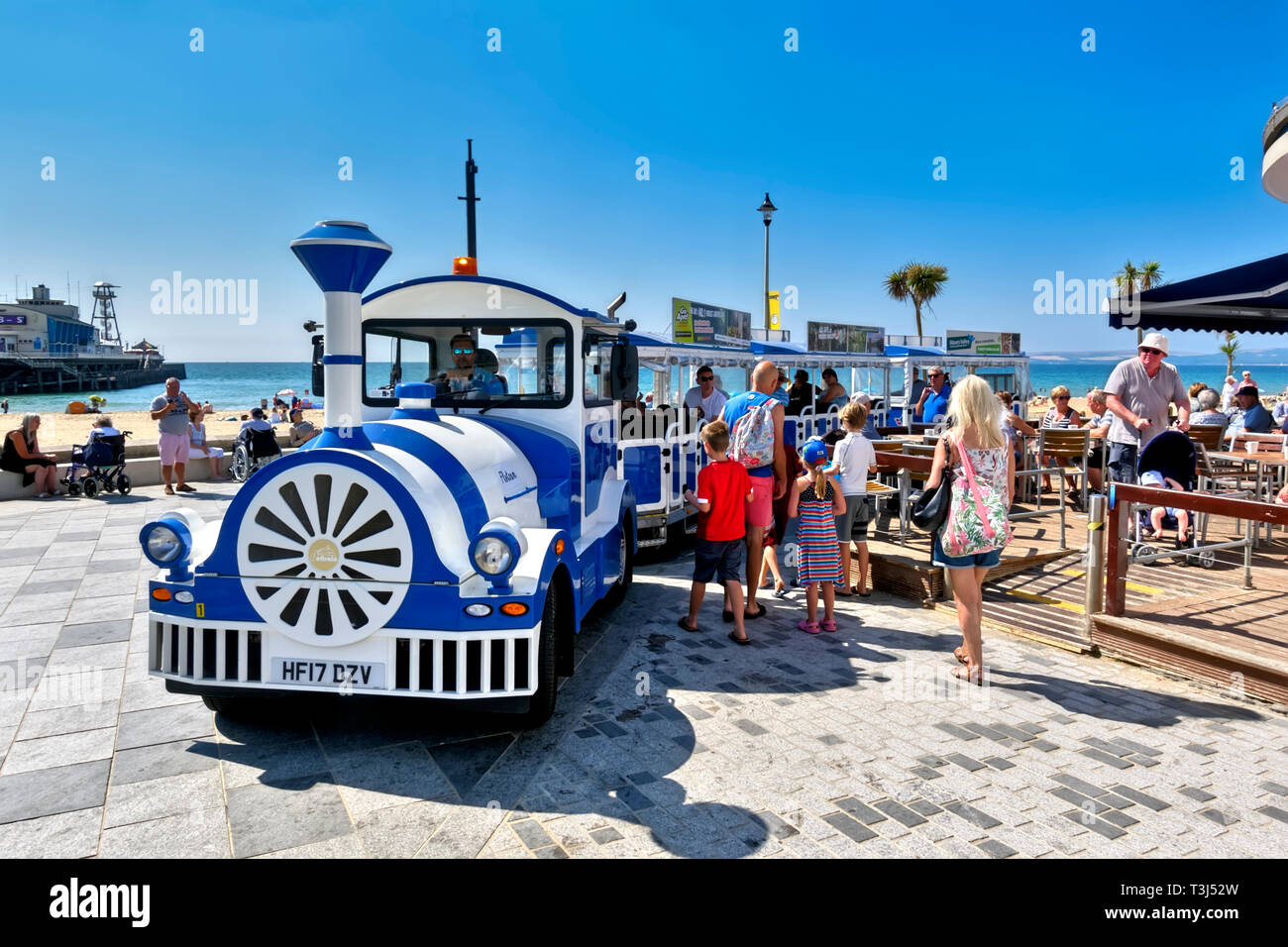 Ein Land Zug nimmt Menschen für Fahrten entlang der Strandpromenade in Bournemouth, Dorset, England, Großbritannien Stockfoto