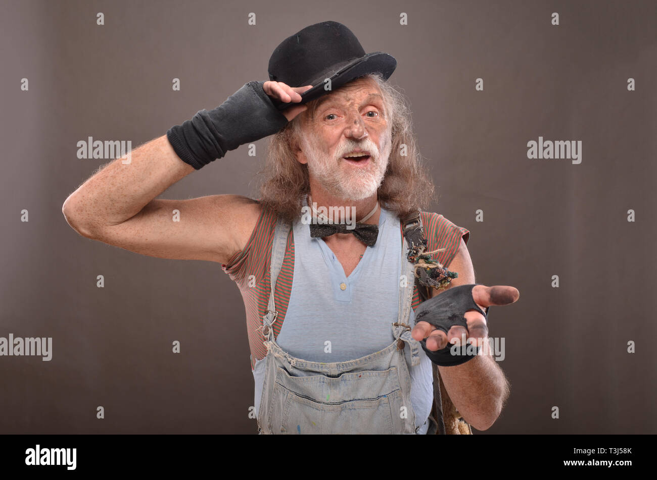 Alt und dreckig und Obdachlose Bettler seine schwarzen Hut und um Geld bitten, Studio shot Stockfoto