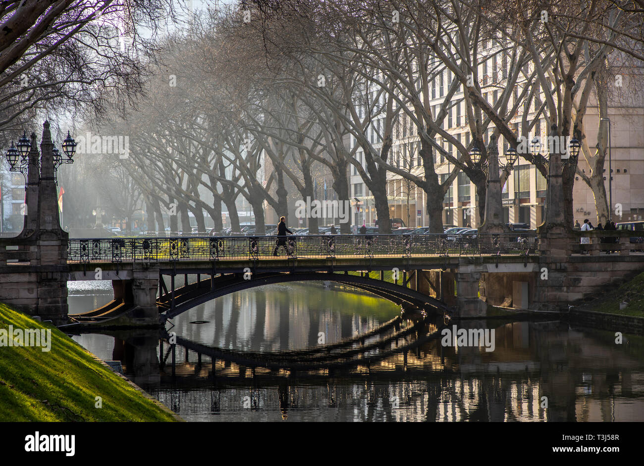 Die Kšnigsallee, Kš, in DŸsseldorf, Kš-Graben Teich mit Brücke und Lindenallee, Luxus Shopping Street, Deutschland Stockfoto