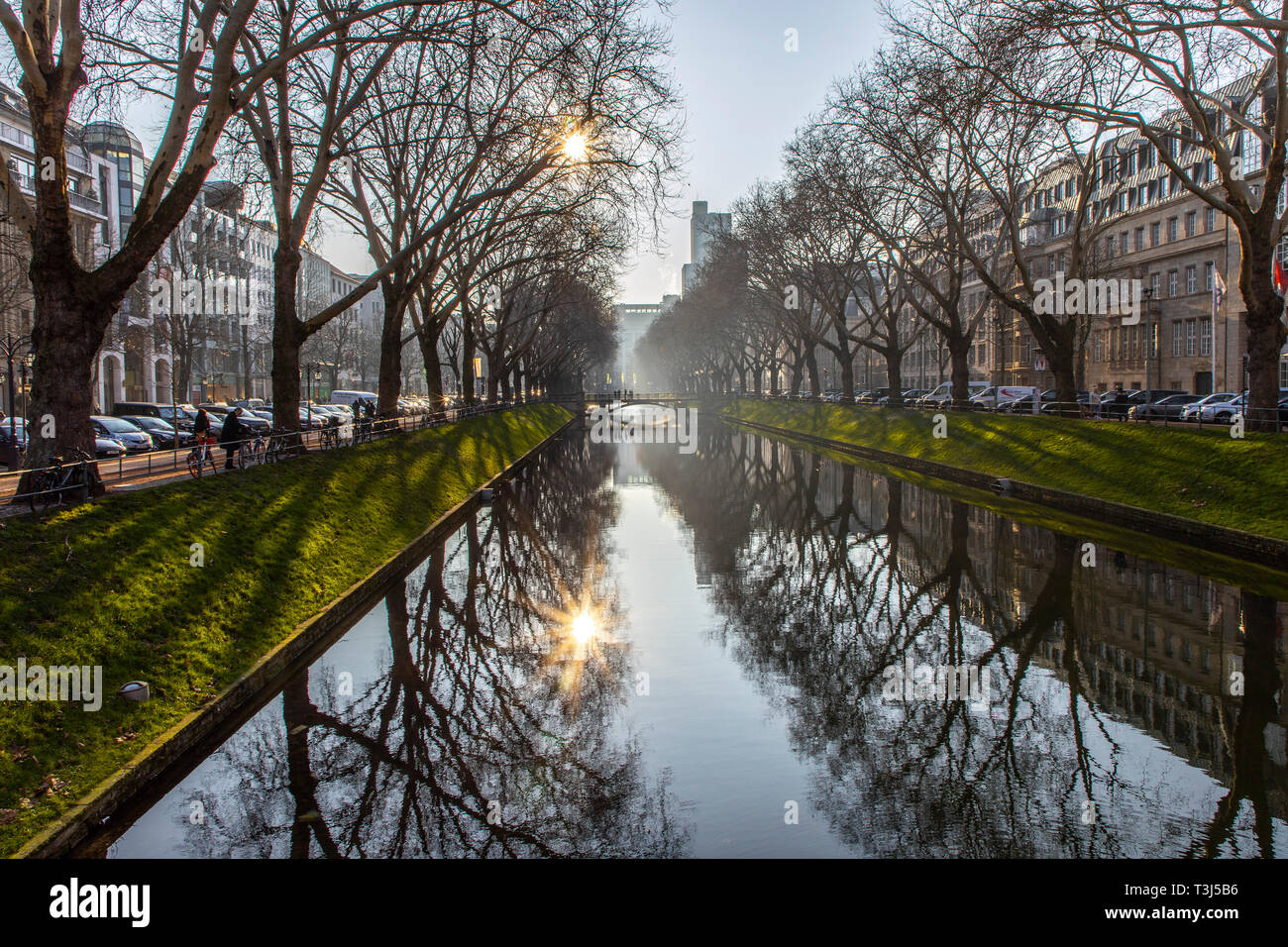 Die Kšnigsallee, Kš, in DŸsseldorf, Kš-Graben Teich mit Brücke und Lindenallee, Luxus Shopping Street, Deutschland Stockfoto