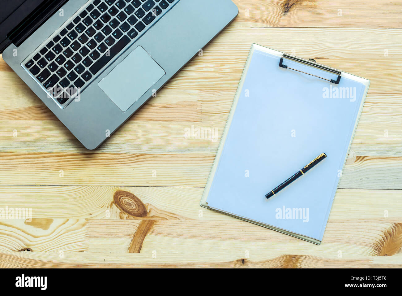 Laptop mit Zwischenablage Notizen auf dem Schreibtisch mit Kopie Raum, Ansicht von oben Stockfoto