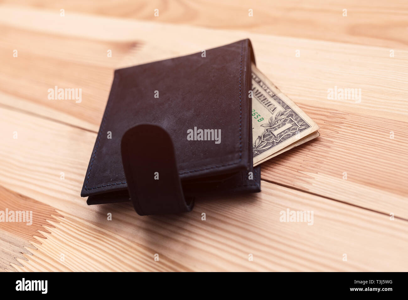 Ein Dollar Bill in Leder Brieftasche auf die Tabelle, selektiver Fokus Stockfoto