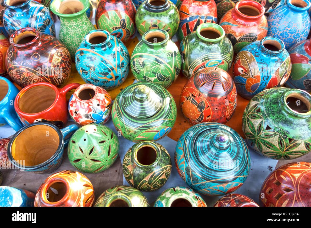 Verschiedene traditionelle Costa Rica Porzellan Keramik und Kunsthandwerk verkauft als bunte Souvenirs in Manuel Antonio Basar im Freien Markt Stockfoto