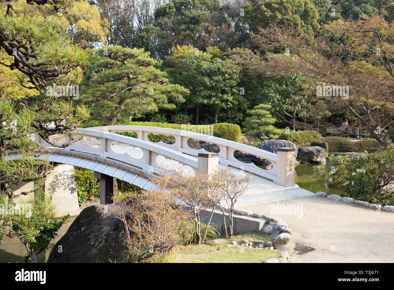 Eine Brücke im Japanischen Garten in Daisen Park in Sakai City, Osaka, Japan. Stockfoto