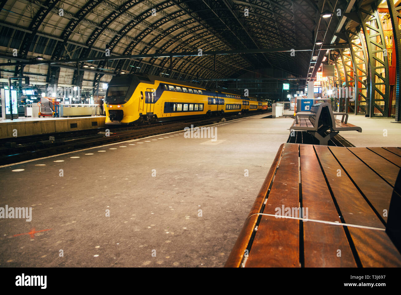 Zug am Bahnhof. Intercity Personenverkehr Stockfoto