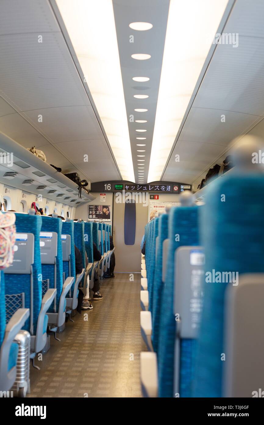Im Shinkansen (Hochgeschwindigkeitszug) von Osaka nach Tokio, Japan. Stockfoto