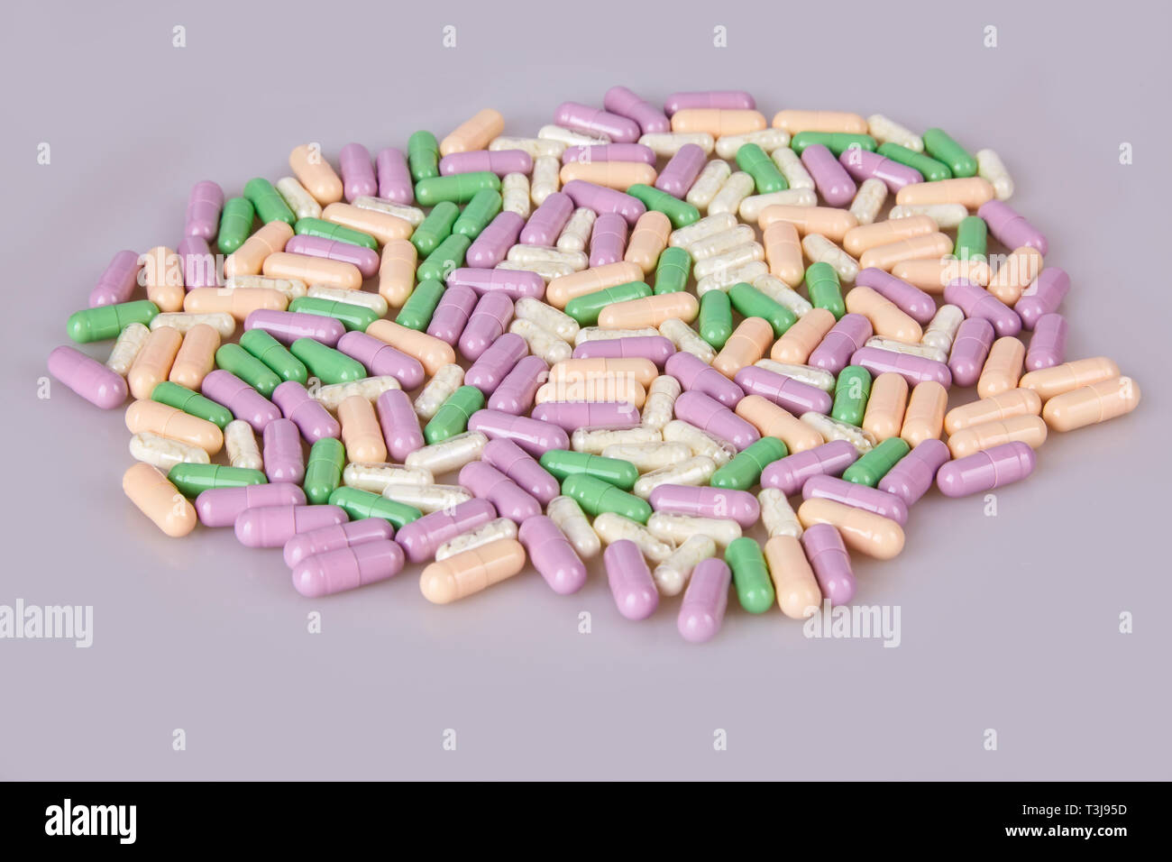 Verschüttete verschiedene Kapseln auf den weißen Hintergrund. Vitamintabletten Tabletten Stockfoto