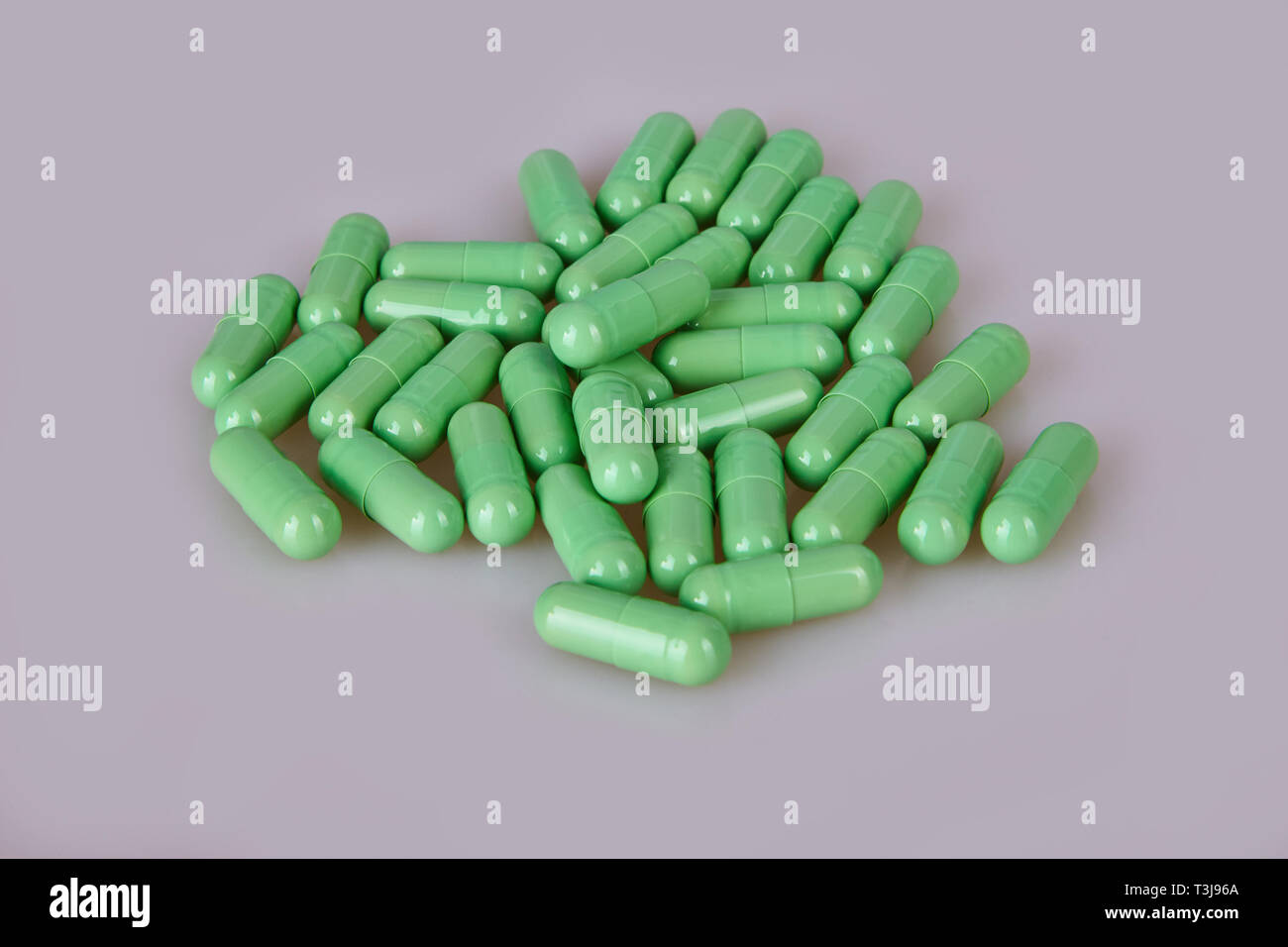 Verschüttete Kapseln auf den weißen Hintergrund. Vitamintabletten Tabletten Stockfoto