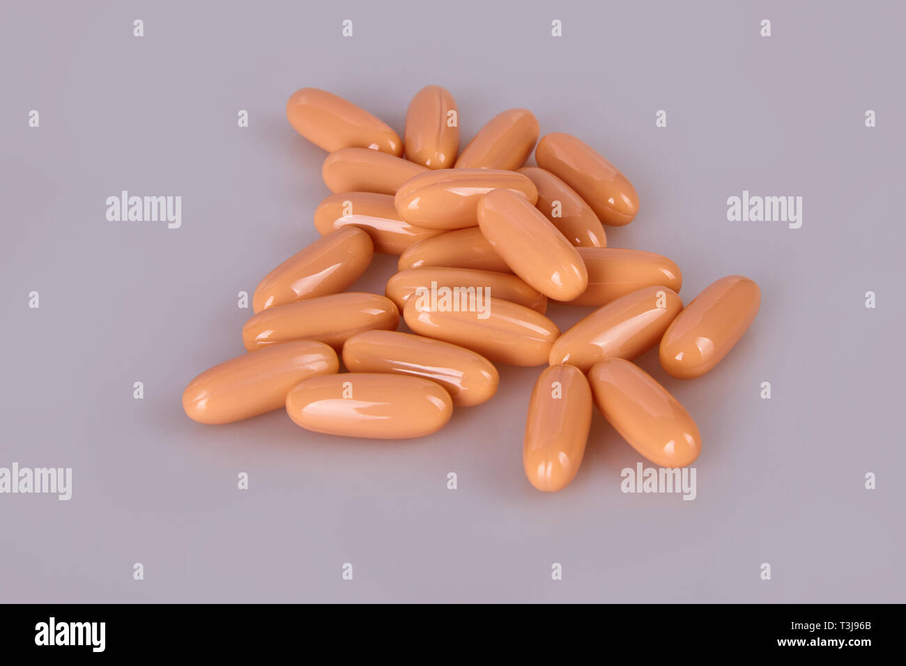 Verschüttete Kapseln auf den weißen Hintergrund. Vitamintabletten Tabletten Stockfoto