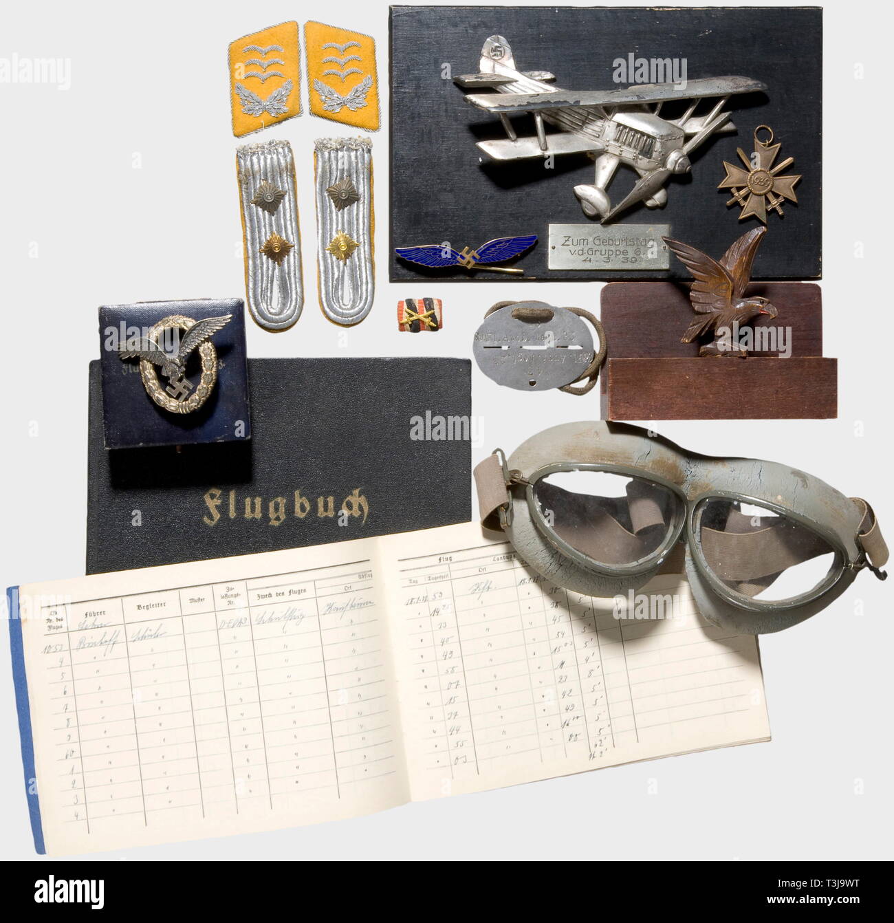 Dekorationen und Dokumente, für einen Kapitän und Fluglehrer bei der Flugschule Kaufbeuren Abzeichen Piloten (Klemme Haken repariert), NE-Metall Version, die von der "Assmann" Werk, in einem blauen Etui mit Gold stanzen. Zivile Piloten Abzeichen, ne-metall Version gemacht durch die 'Juncker 'Fabrik, verschlissen, kleine Chips in der Emaille, Pin System verbogen. Der Ausweis, Ch. Fl. Ausb. Regt. 23' (Flight School, 23 Training Regiment). Krieg Verdienst Kreuz 2.Klasse ohne Farbband, Schutzbrille, der Pilot, Schulterriemen und Kragen Patches. Zwei Bücher anmelden mit Einträgen für über, Editorial-Use - Nur Stockfoto