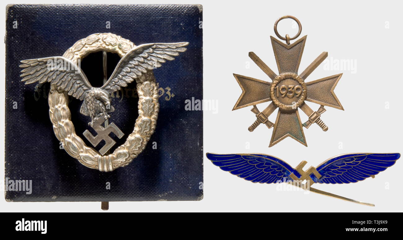 Dekorationen und Dokumente, für einen Kapitän und Fluglehrer bei der Flugschule Kaufbeuren Abzeichen Piloten (Klemme Haken repariert), NE-Metall Version, die von der "Assmann" Werk, in einem blauen Etui mit Gold stanzen. Zivile Piloten Abzeichen, ne-metall Version gemacht durch die 'Juncker 'Fabrik, verschlissen, kleine Chips in der Emaille, Pin System verbogen. Der Ausweis, Ch. Fl. Ausb. Regt. 23' (Flight School, 23 Training Regiment). Krieg Verdienst Kreuz 2.Klasse ohne Farbband, Schutzbrille, der Pilot, Schulterriemen und Kragen Patches. Zwei Bücher anmelden mit Einträgen für über, Editorial-Use - Nur Stockfoto