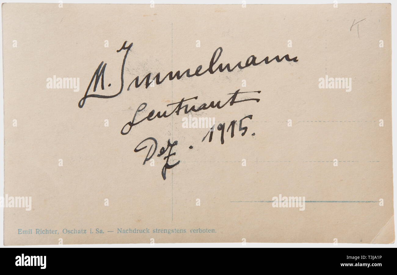 Oberleutnant Max Immelmann (1890-1916), ein signiertes Portrait Postkarte Emil Richter Postkarte, mit Untertiteln "Leutnant Immelmann die erfolgreiche Jagdflieger", das Bild mit einer freiliegenden Signatur, auf der Rückseite signiert mit Tinte bin. Leutnant Immelmann 31.12.1915'. Schön, früh Autogramm. Immelmann ist bereits tragen das Eiserne Kreuz 1.Klasse, die er zuvor für seinen ersten Sieg im August 1915 erwarb. Bis Dezember 1915 hatte er bereits eine bemerkenswerte sieben Siege erreicht. 1910 s, 20. Jahrhundert, Truppe, Truppen, Bundeswehr, Militär, Mili, Additional-Rights - Clearance-Info - Not-Available Stockfoto